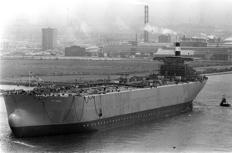 Tewaterlating tanker Esso Cambria op werf van Verolme in Rozenburg, het grootste, Bestanddeelnr 922-4015