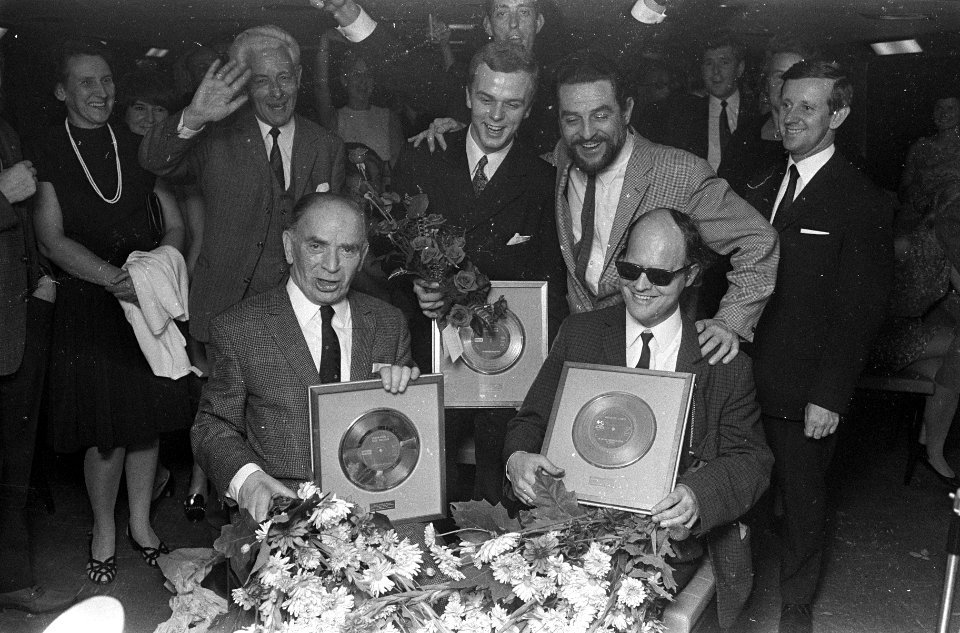 Sylvian Poons (links) en Jules de Corte (rechts) kregen gouden plaat, Bestanddeelnr 920-6815