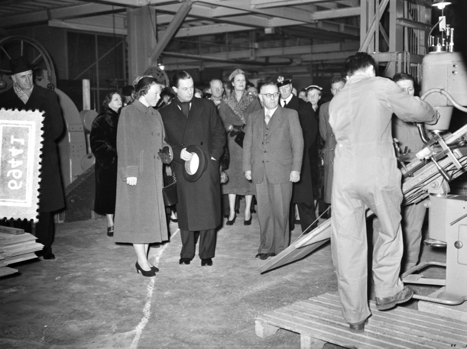Tewaterlating tankschp Vasum. Prinses Beatrix bezoekt werkplaatsen van de Nederl, Bestanddeelnr 906-9441