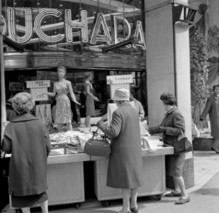 Textielwinkel Bouchara aan de Rue La Fayette heeft zijn waar buiten uitgestald, Bestanddeelnr 254-0360