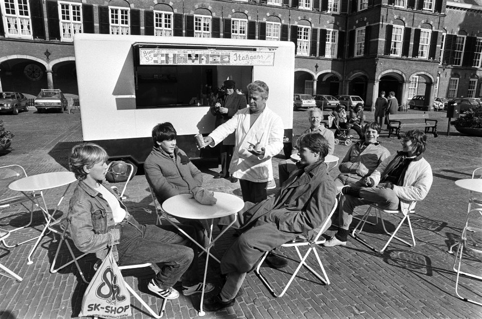 Terrasje op Binnenhof en caravan voor verkoop van ijs en niet-alcoholische drank, Bestanddeelnr 932-0784