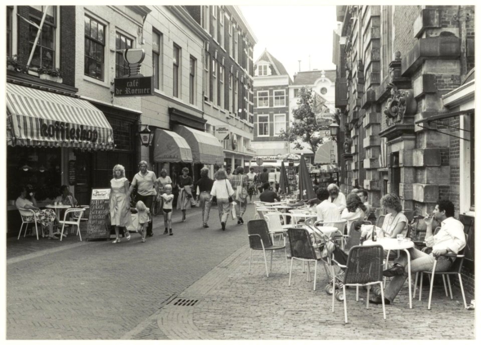 Terrasje van de Koffieshop 'De Karmeliet ' in de Spekstraat ziende naar het westen. NL-HlmNHA 54016566