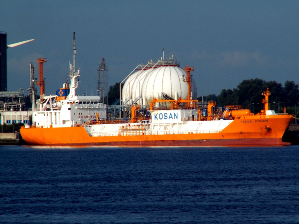 Tessa Kosan at the Calland canal, Port of Rotterdam, Holland 08-Jul-2006