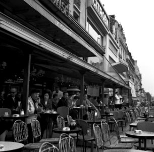 Terras van Le Colisee aan de Avenue des Champs Élysées, Bestanddeelnr 254-0445 photo