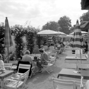 Terras van het café in de rozentuin van kasteel Langenburg, Bestanddeelnr 254-4500 photo