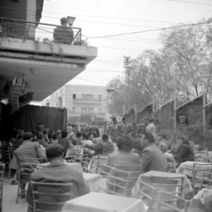 Terras van Cafe Noga in Tel Aviv met publiek, Bestanddeelnr 255-1319