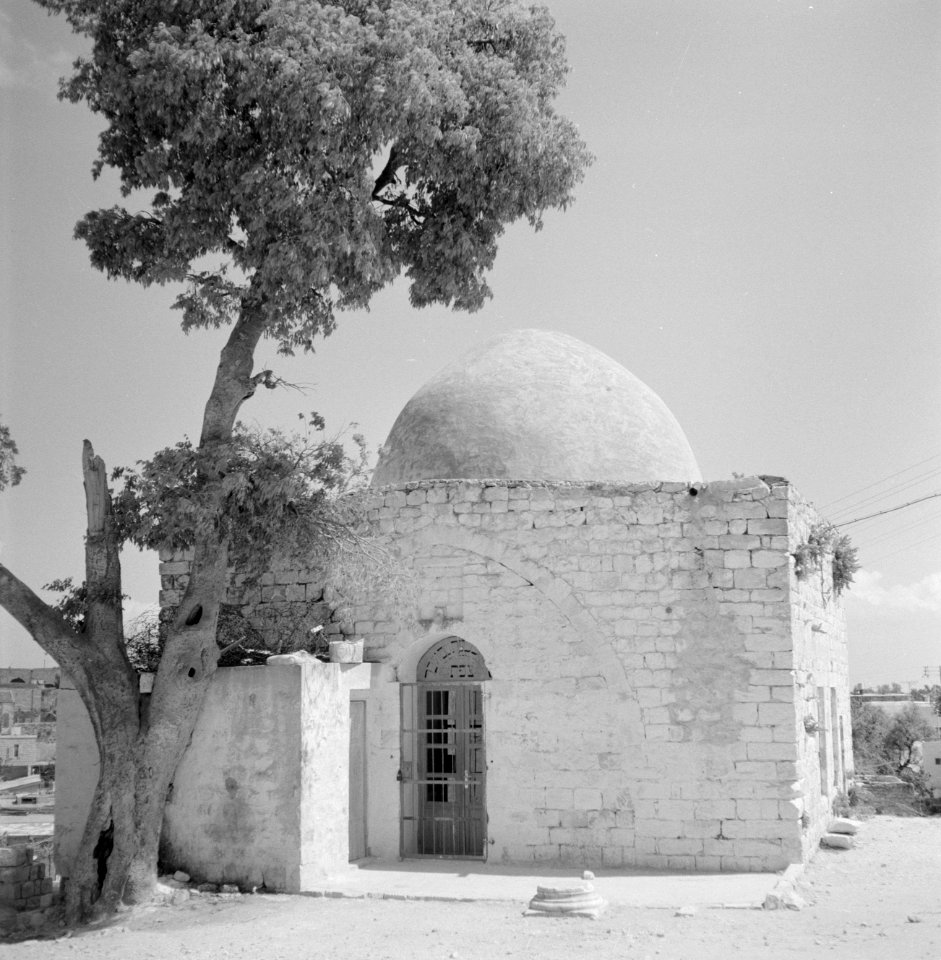 Synagoge te Safad (Sefad) Gezicht op de toegang, het koepeldak en een oude boo…, Bestanddeelnr 255-4018