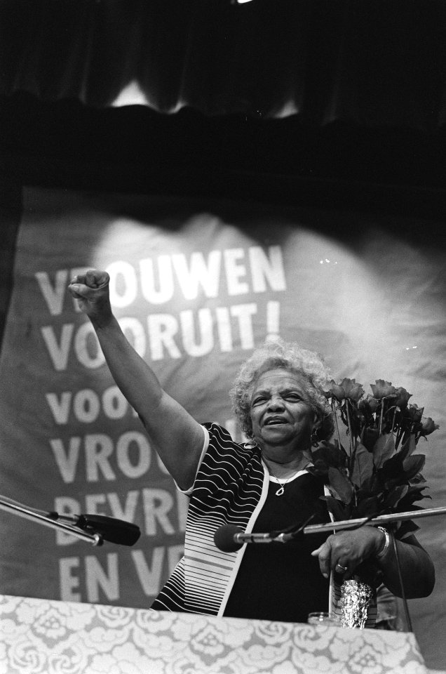 Sylvia Woods (met bloemen) na afloop van een toespraak, Bestanddeelnr 931-7917