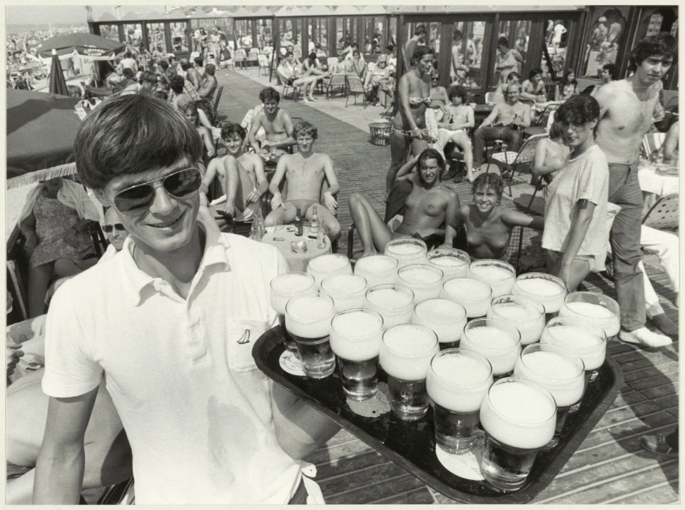 Terras van de Camel-Club op het Zandvoortse strand. NL-HlmNHA 54012249
