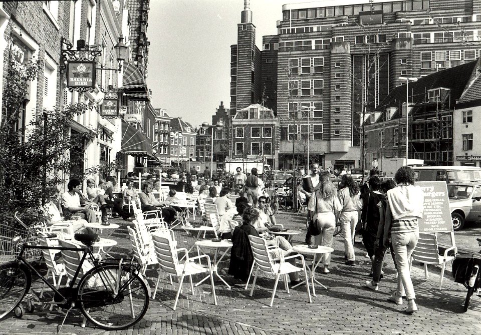 Terrasjes op de Botermarkt. Aangekocht van United Photos de Boer bv. - Negatiefnummer 25167 k 18 a. - Gepubliceerd in het Haarlems Dagblad van 18.05.1985. Identificatienummer 54-015569
