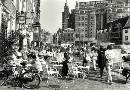 Terrasjes op de Botermarkt. Aangekocht van United Photos de Boer bv. - Negatiefnummer 25167 k 18 a. - Gepubliceerd in het Haarlems Dagblad van 18.05.1985. Identificatienummer 54-015569