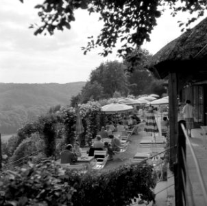 Terras van het café in de rozentuin van kasteel Langenburg, Bestanddeelnr 254-4487 photo