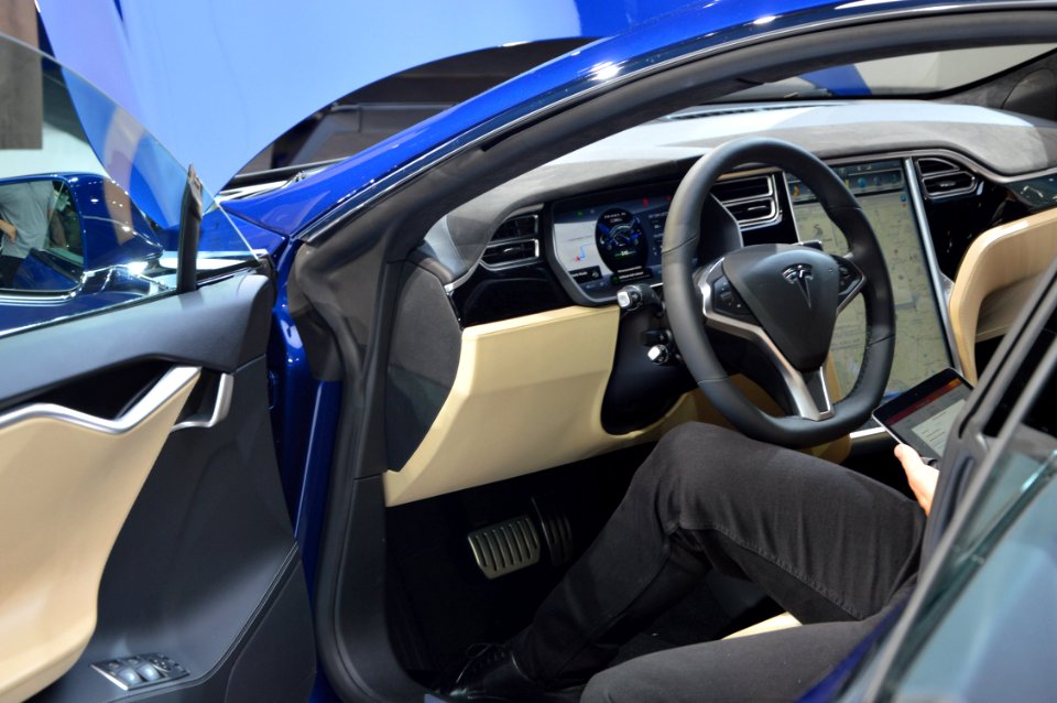Tesla S P90D at IAA 2015. Spielvogel4