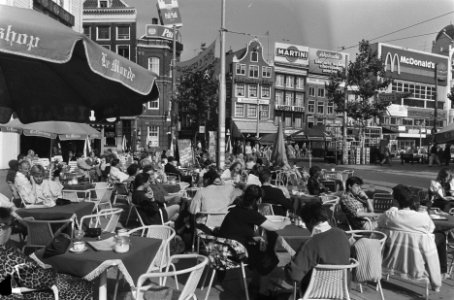 Terrassen op Rembrandsplein Amsterdam druk bezet bij mooi herfstweer, Bestanddeelnr 933-7772