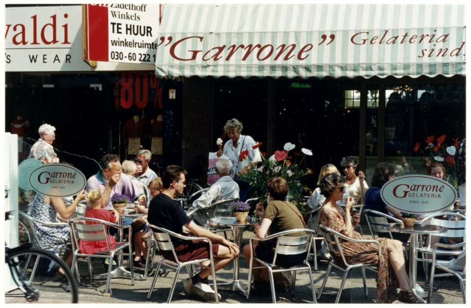 Terrasje voor IJssalon Garrone in de Grote Houtstraat. NL-HlmNHA 54015639