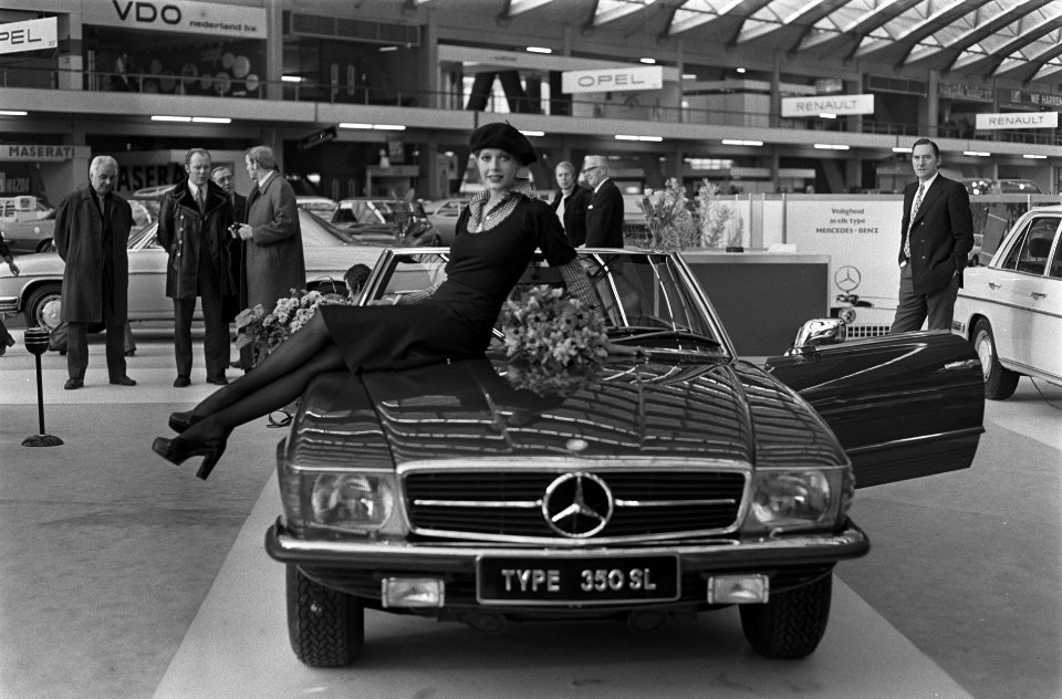 Sylvia Kristel krijgt, als winnares van de Miss TV Europa verkiezing, een Merced, Bestanddeelnr 926-2269