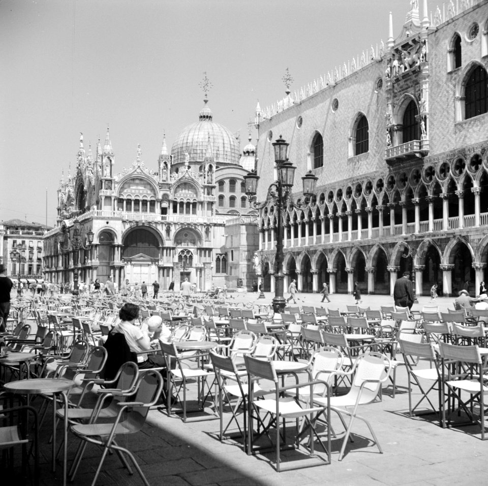 Terrassen op het San Marcoplein voor het Dogenpaleis met op de achtergrond de Ba, Bestanddeelnr 254-2040