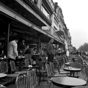 Terras van Le Colisee aan de Avenue des Champs Élysées, Bestanddeelnr 254-0446 photo
