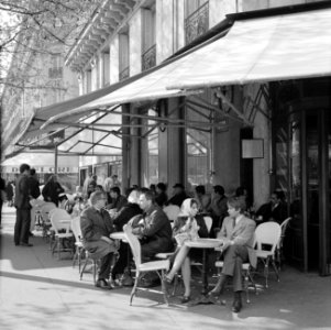 Terras van café-restaurant Deux Magots in Saint-Germain-des-Prés, Bestanddeelnr 254-0436
