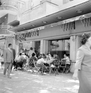 Terras van café Rowal op straat, voorbijgangers lopen voorlangs, Bestanddeelnr 255-1790