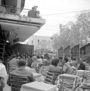 Terras van Cafe Noga in Tel Aviv met publiek, Bestanddeelnr 255-1320
