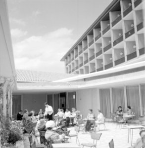 Terras van het hotel, Bestanddeelnr 255-2895