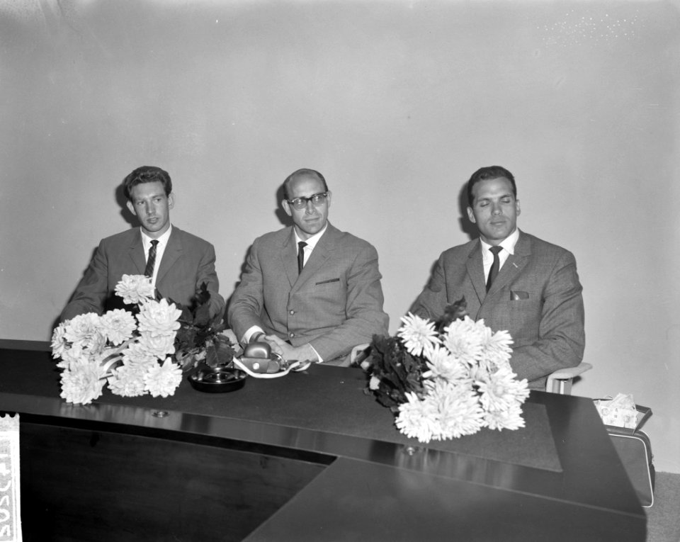 Terug uit Belgrado, de atleten vlnr Kamerbeek, Kees Koch en Fanny Blankers, Bestanddeelnr 914-3202