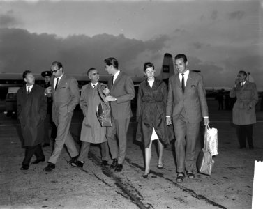 Terug uit Belgrado, de atleten vlnr Kamerbeek, Kees Koch en Fanny Blankers, Bestanddeelnr 914-3199