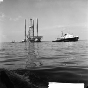 Terugkeer eiland Triton naar Rotterdam.Triton wordt binnengesleept, Bestanddeelnr 913-0405