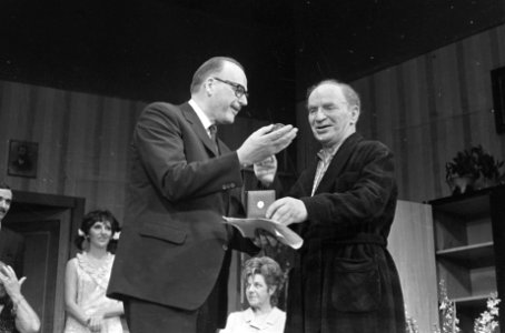 Sylvain Poons gehuldigd 50 jaar toneel. Sylvain Poons ontvangt zilveren medaille, Bestanddeelnr 920-5030