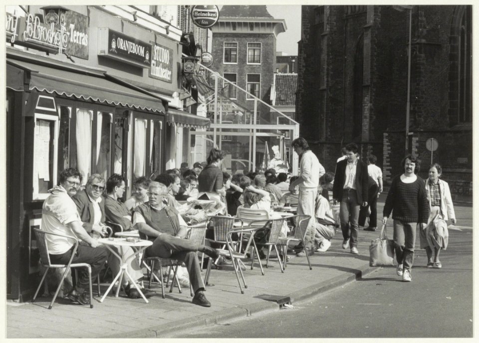 Terrassen aan de Grote Markt tussen de Smedestraat en de Jansstraat, ziende naar het oosten. NL-HlmNHA 54015368