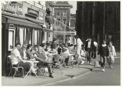Terrassen aan de Grote Markt tussen de Smedestraat en de Jansstraat, ziende naar het oosten. NL-HlmNHA 54015368