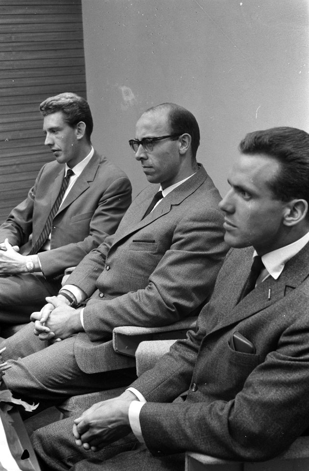 Terug uit Belgrado, de atleten tijdens de persconferentie Schiphol, vlnr Van, Bestanddeelnr 914-3207