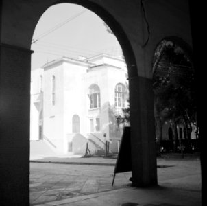 Synagoge (Great Synagoge, Allenby Road) gezien vanonder een arcade, Bestanddeelnr 255-1807