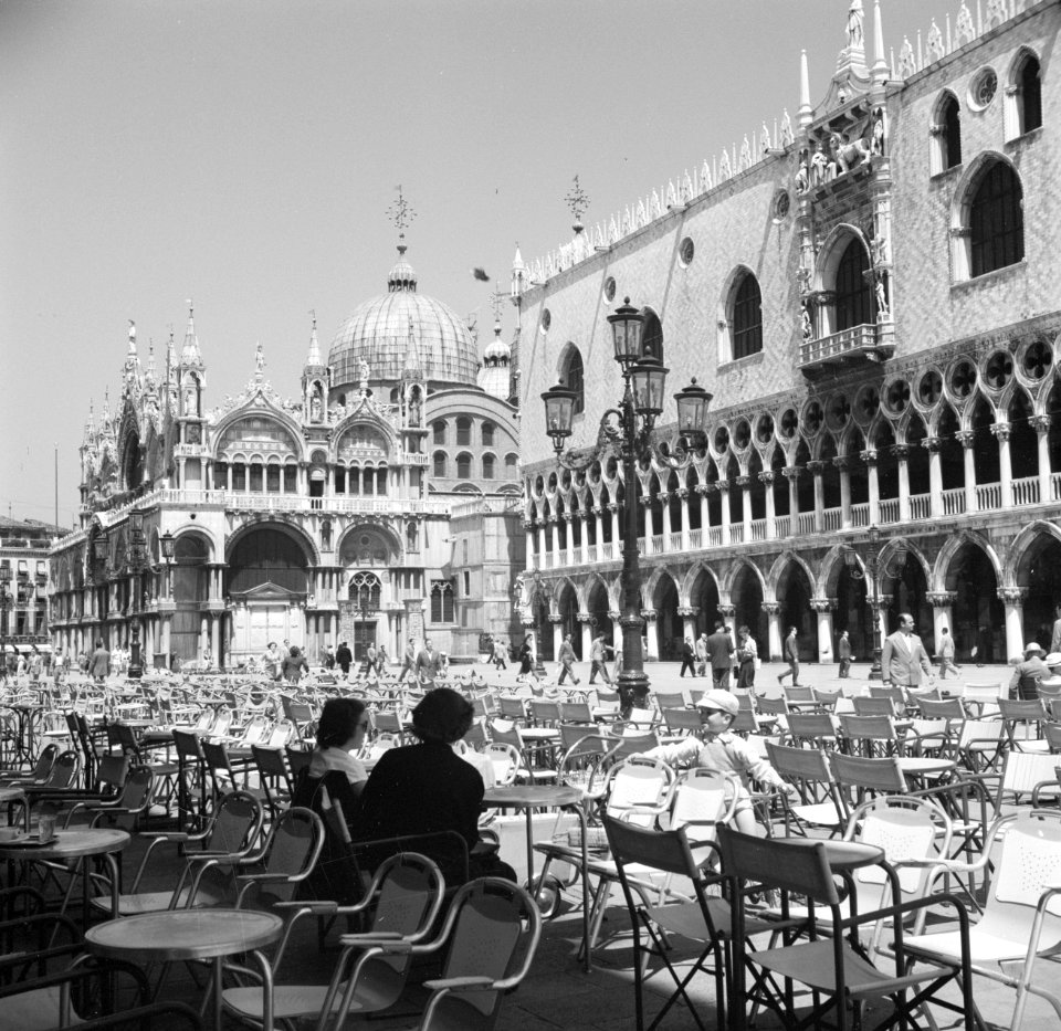 Terrassen op het San Marcoplein in Venetië, links het Dogenpaleis en rechts de B, Bestanddeelnr 254-2041