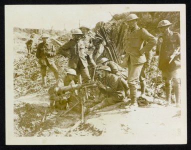Testing a captured German machine gun, Bestanddeelnr 158-1108