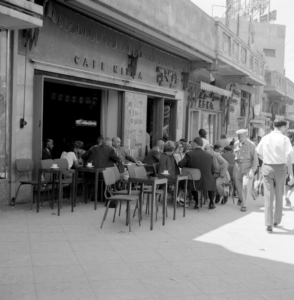 Terras van café Nizza op straat, voorbijgangers lopen voorlangs, Bestanddeelnr 255-1788
