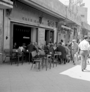 Terras van café Nizza op straat, voorbijgangers lopen voorlangs, Bestanddeelnr 255-1788 photo