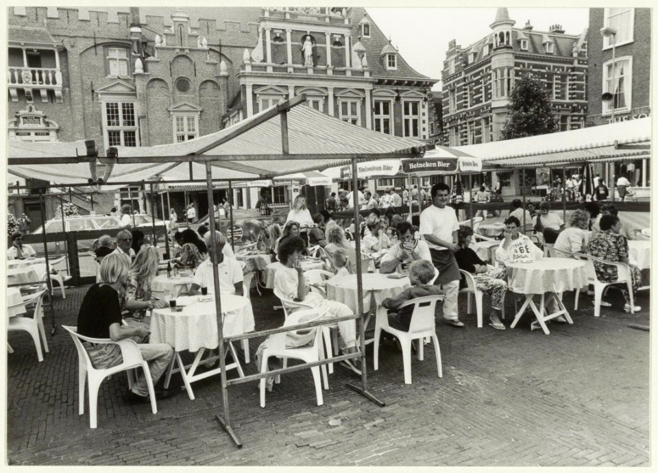 Terras van restaurant Napoli op de Grote Markt, NL-HlmNHA 54031676