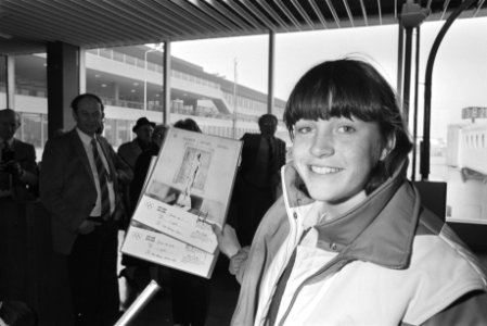 Terugkeer Olympische ploeg vanuit Sarajevo op Schiphol Yvonne van Gennip toont , Bestanddeelnr 932-8757