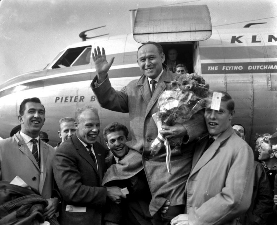 Terugkeer Nederlands elftal op Schiphol. Elek Schwartz op de schouders, Bestanddeelnr 913-0875