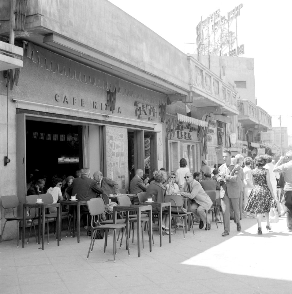 Terras van café Nizza op straat, voorbijgangers lopen voorlangs, Bestanddeelnr 255-1789