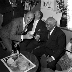 Sydney Bechet tekent grammofoonplaten bij Discotone eigenaar Hank van Leer L. , Bestanddeelnr 908-0491