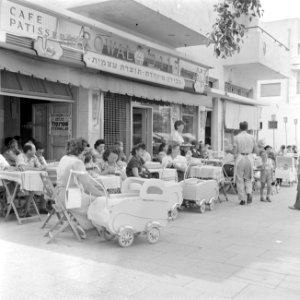 Terras van cafe-patisserie Rowal - een Weens cafie - aan de Dizengoff Road te …, Bestanddeelnr 255-1298