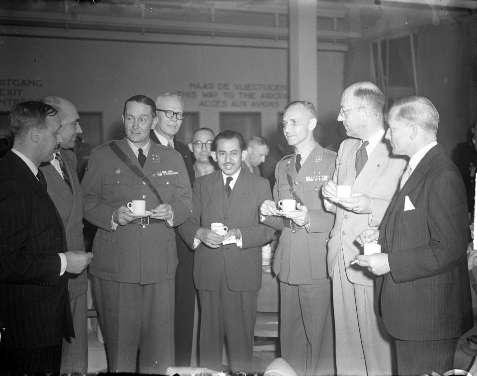 Terugkeer Generaal Buurman van Vreeden (KNIL).Met ambassadeur Roem, Minister Maa, Bestanddeelnr 904-0958
