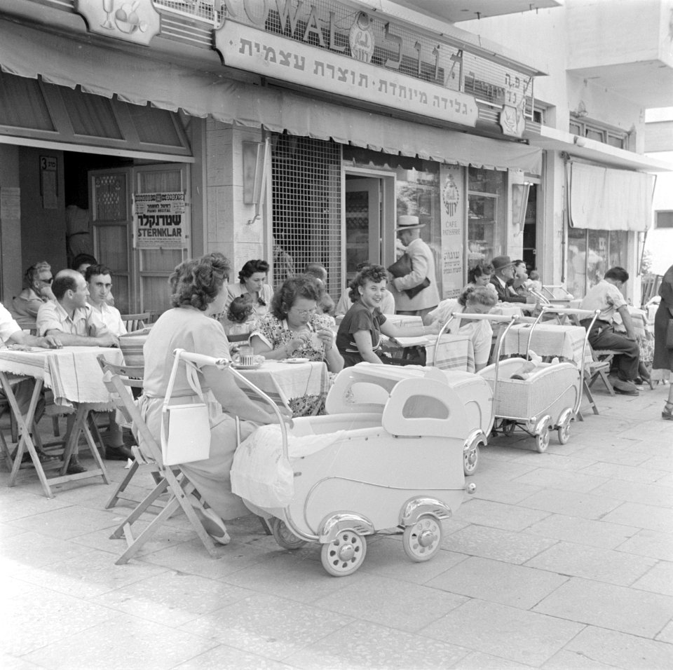 Terras van cafe-patisserie Royal aan de Dizengoff Road in Tel Aviv met moeders, , Bestanddeelnr 255-1295