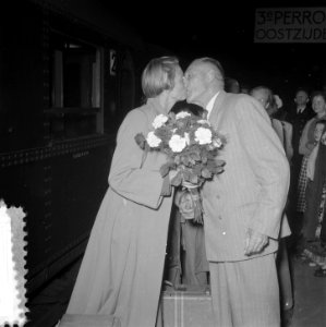 Terugkeer Fanny Blankers-Koen uit Helsinki. Begroeting door haar echtgenoot Jan , Bestanddeelnr 905-2557