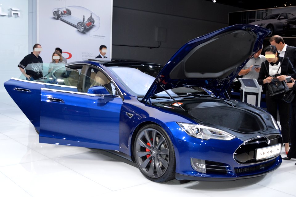 Tesla S P90D at IAA 2015. Spielvogel1