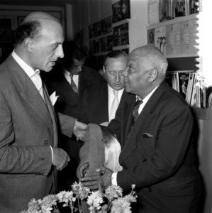 Sydney Bechet tekent grammofoonplaten bij Discotone eigenaar Hank van Leer L. , Bestanddeelnr 908-0482