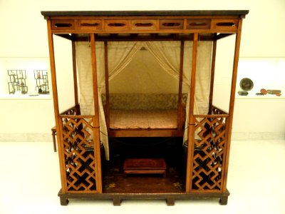 Testered Bed with Alcove, Ming Dynasty, 15th-16 century, huanghuali wood - Nelson-Atkins Museum of Art - DSC09142